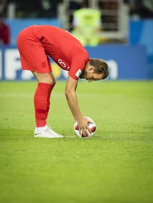 Moskau, 03.07.2018 Elfmeter: Harry Kane (England) legt sich den Ball auf den Elfmeterpunkt England - Kolumbien *** Moscow 03 07 2018 Penalty Harry Kane England puts the ball on the penalty spot England Colombia