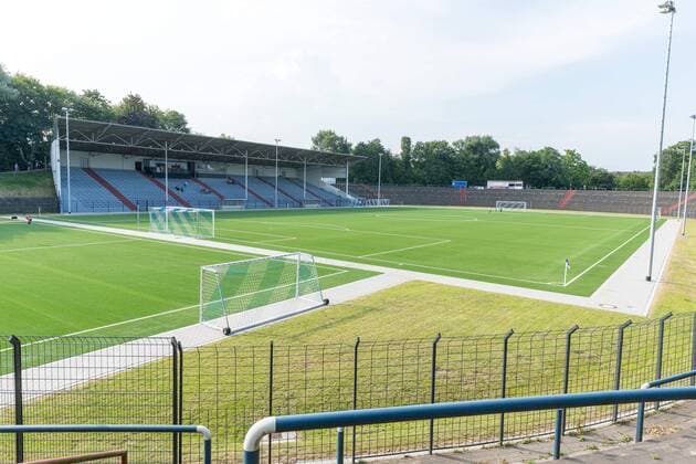 The stadium at Schloss Struenkede has been completely renovated and has got an artificial turf at play SC Westfalia Herne Alte Herren vs Traditionsmannschaft FC Schalke 04 Football 04 07 2018 SC Westfalia Herne Alte Herren vs Traditionsmannschaft FC Schalke 04 Football 04 07 2018 Herne Copyright: xEIBNER MarioxHommesx EP_MHS