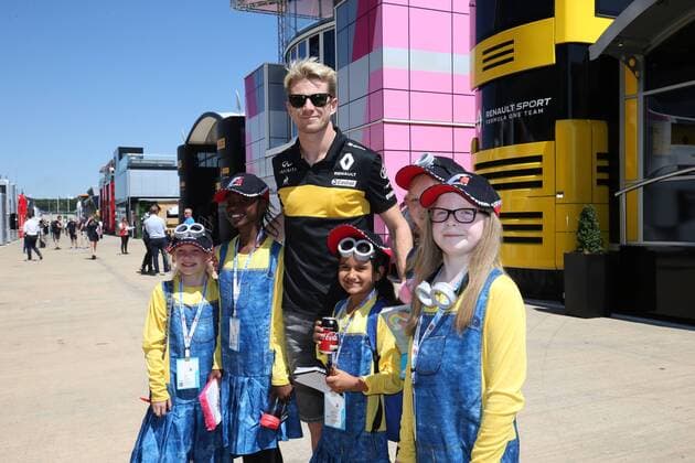 Photo4 LaPresse 05 07 2018 Silverstone, England Grand Prix Formula One England 2018 In the pic: Nico Hulkenberg (GER) Renault Sport F1 Team RS18 with young fans  Copyright: xPhoto4 LaPressex