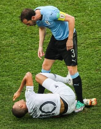 Sport-Bilder des Tages WM 2018, Uruguay - Frankreich NIZHNY NOVGOROD, RUSSIA - JULY 6, 2018: France s Kylian Mbappe (L) and Uruguay s Diego Godin in their 2018 FIFA World Cup WM Weltmeisterschaft Fussball Quarterfinal football match at Nizhny Novgorod Stadium. Stanislav Krasilnikov TASS  TS0883FD