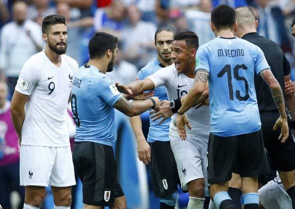 WM 2018, Uruguay - Frankreich July 6, 2018 - Nizhny Novgorod, Russia - France v Uruguay - Quarter-finals FIFA World Cup WM Weltmeisterschaft Fussball Russia 2018..Luis Suarez (Uruguay) and Corentin Tolisso (France) during a discussion between the two teams after a foul on Kylian Mbappe (France) at Nizhny Novgorod Stadium in Russia on July 6, 2018. Uruguay v France: Quarter Final - 2018 FIFA World Cup Russia  - ZUMAn230 20180706_zaa_n230_265 Copyright: xMatteoxCiambellix