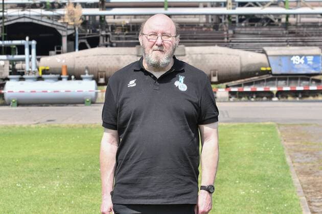 GER official photo shoot portrait date Portraettermin MSV Duisburg kit manager Peter Lindner MSV Duisburg 2 BL portrait date 2018 2019 landscape horizontal format nph Mauelshagen nph00321