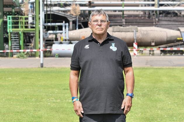 GER official photo shoot Portrait date Portraettermin MSV Duisburg Kit manager Manni Piwonski MSV Duisburg 2 BL Portrait date 2018 2019 landscape horizontal format nph Mauelshagen nph00321