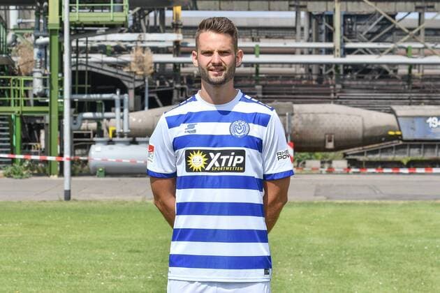 GER official photo shoot Portrait Portraettermin MSV Duisburg player Tim Albutat MSV Duisburg 2 BL Portrait date 2018 2019 landscape horizontal format nph Mauelshagen nph00321
