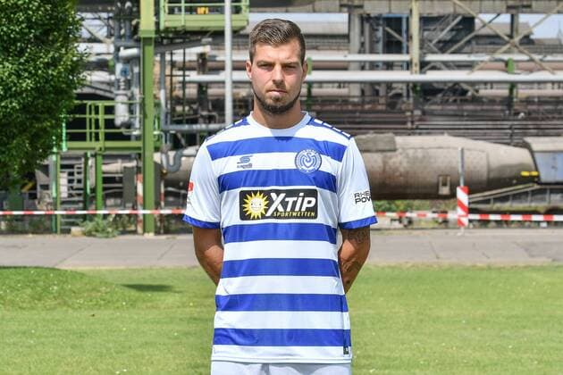 GER official photo shoot Portrait Portraettermin MSV Duisburg player Kevin Wolze MSV Duisburg 2 BL portrait date 2018 2019 landscape horizontal format nph Mauelshagen nph00321