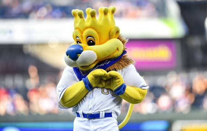Sport-Bilder des Tages July 6, 2018 - Kansas City, MO, USA - Kansas City Royals mascot Sluggerrr mimics shortstop Alcides Escobar during introductions before a game against the Boston Red Sox on Friday, July 6, 2018, at Kauffman Stadium in Kansas City, Mo. Boston at Kansas City - ZUMAm67_ 20180706_zaf_m67_016 Copyright: xJohnxSleezerx