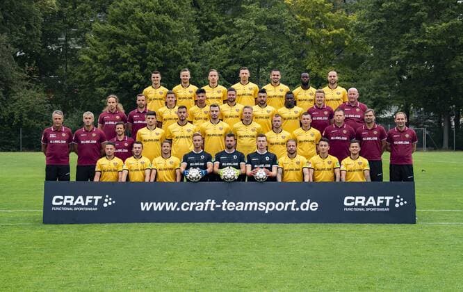 Team photo SG Dynamo Dresden 2 BL Portrait date 2018 2019 Friday 06 07 2018 Team photo Back row from left Philip Heise 16 Lucas Röser 9 Jannik Müller 18 Sören Gonther 26 Pascal Testroet 37 Erich Berko 40 Rico Benatelli 8 2 row from the top from the left Tobias Lange Alexander Schurig Physiotherapist Marius Hauptmann 35 Osman Atilgan 15 Niklas Kreuzer 7 Aias Aosman 10 Moussa Kone 14 Felix Schimmel Co Manager Dietmar Preußer Kit Manager 3 row from the top left Uwe Neuhaus Head Coach Peter Nemeth Co Coach Philippe Hasler Athletic Coach Jannis Nikolaou 4 Dario Dumic 3 Florian Ballas 23 Marco Hartmann 6 Brian Hamalainen 31 Haris Duljevic 11 Branislav Arsenovic Goalkeeping coach Matthias Lust Co Coach Sascha Lense Sports psychologist Bottom row from left Vasil Kusej 32 Justin Löwe 34 Patrick Möschl 22 Tim Boss 21 Patrick Wiegers 24 Markus Schubert 1 Patrick Ebert 20 Baris Atik 28 Sascha Horvath 29 RM001