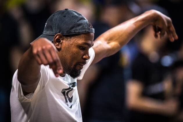 NBA Basketball Herren USA star Kevin Durant of Golden State Warriors attends a fan meeting during his China tour in Guangzhou city, south China s Guangdong province, 6 July 2018. NBA superstar Kevin Durant flaunts basketball skills to fascinate fans in south China  20180706_71518