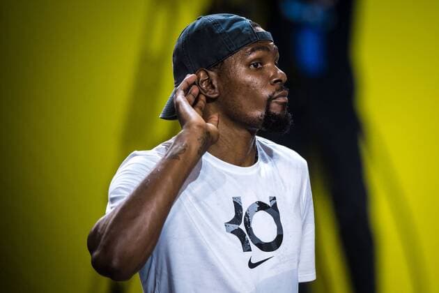 Sport-Bilder des Tages NBA Basketball Herren USA star Kevin Durant of Golden State Warriors attends a fan meeting during his China tour in Guangzhou city, south China s Guangdong province, 6 July 2018. NBA superstar Kevin Durant flaunts basketball skills to fascinate fans in south China  20180706_08931