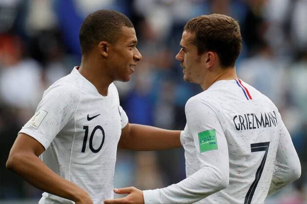 NIZHNY NOVGOROD, RUSSIA - JULY 6: Antoine Griezmann (R) of France national team Nationalteam celebrates his goal with Kylian Mbappe during the 2018 FIFA World Cup WM Weltmeisterschaft Fussball Russia Quarter Final match between Uruguay and France at Nizhny Novgorod Stadium on July 6, 2018 in Nizhny Novgorod, Russia. WCS, SPO, SOC 