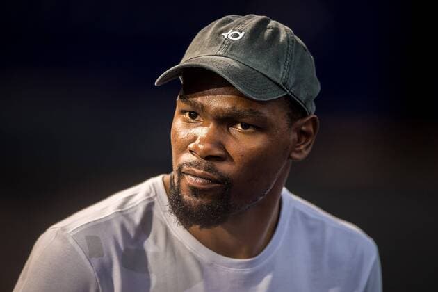 NBA Basketball Herren USA star Kevin Durant of Golden State Warriors attends a fan meeting during his China tour in Guangzhou city, south China s Guangdong province, 6 July 2018. NBA superstar Kevin Durant flaunts basketball skills to fascinate fans in south China  20180706_28427