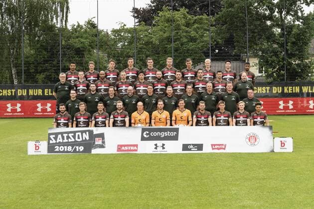 Team FC St Pauli back row from left Sami Allagui Daniel Buballa Luca Milan Zander Philipp Ziereis Johannes Flum Florian Carstens Brian Koglin Clemens Schoppenhauer Yi Young Park Jeremy Dudziak 3 Series vl Attending Team Siegmar Krahl Jakob Muenzner Christopher Avevor Bernd Nehrig Ryo Miyaichi Marvin Knoll Dimitrios Diamantakos Ersin Zehir Jan Philipp Kalla Kit Manager Andreas Kreft 2 Series vl Physiotherapist Mike Muretic Physiotherapist Alexander Blase Team Doctor Dr Volker Carrero Andrew Meredith Analysis Athletic Coach Janosch Emonts Athletic Trainer Christoph Hainc Goalkeeping Coach Mathias Hain Coach Andre Trulsen Co Coach Markus Gellhaus Coach Markus Kauczinski front from Cenk Sahin Richard Neudecker Waldemar Sobota Jan Marc Schneider Goalkeeper Svend Brodersen Goalkeeper Robin Himmelmann Goalkeeper Philipp Heerwagen Christopher Buchtmann Finn Ole Becker Mats Moeller Daehli Luis Coordes 05 07 18 Hamburg Team photo opportunity FC St Pauli