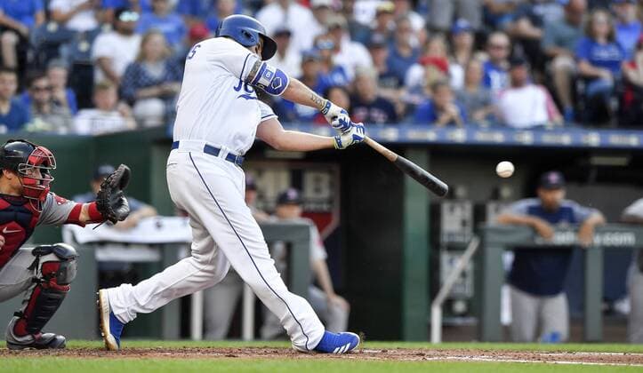 Sport-Bilder des Tages July 7, 2018 - Kansas City, MO, USA - The Kansas City Royals Mike Moustakas connects on an RBI single to score Whit Merrifield in the third inning against the Boston Red Sox at Kauffman Stadium in Kansas City, Mo., on Saturday, July 7, 2018. Boston at Kansas City - ZUMAm67_ 20180707_zaf_m67_036 Copyright: xJohnxSleezerx
