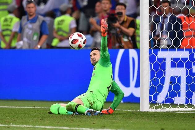Danijel SUBASIC (Torwart CRO) haelt den Elfmeter,Strafstoss von Fedor SMOLOV (RUS), Aktion,Parade,pariert.Elfmeterschiessen. Russland (RUS) - Kroatien (CRO) 5-6 i.E. Viertelfinale ,Round of Eight,Spiel 59 am 07.07.2018 in Sotschi,Sotchi Fisht Stadium. Fussball Weltmeisterschaft 2018 in Russland vom 14.06. - 15.07.2018. *** Danijel SUBASIC Goalkeeper CRO Holds penalty Penalty kick Fedor SMOLOV RUS Action Parade parried Penalties Russia RUS Croatia CRO 5 6 i E Quarterfinals Round of Eight Game 59 on 07 07 2018 in Sochi Sochi Fisht Stadium Football World Cup 2018 in Russia from 14 06 15 07 2018