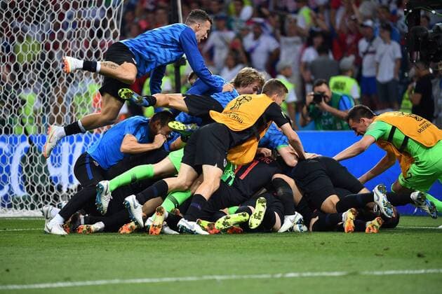 kollektiver Schlussjubel, Spieler stuerzen sich auf Ivan RAKITIC (CRO) und Danijel SUBASIC (Torwart CRO), Aktion,Jubel,Freude,Begeisterung, Elfmeterschiessen. Aktion, Russland (RUS) - Kroatien (CRO) 5-6 i.E. Viertelfinale ,Round of Eight,Spiel 59 am 07.07.2018 in Sotschi,Sotchi Fisht Stadium. Fussball Weltmeisterschaft 2018 in Russland vom 14.06. - 15.07.2018. *** Collective final cheers Player rushing forward Ivan RAKITIC CRO and Danijel SUBASIC Goalkeeper CRO Action Cheers Joy Penalty shootout Action Russia RUS Croatia CRO 5 6 i E Quarterfinal Round of Eight Game 59 07 07 2018 in Sochi Sochi Fisht Stadium Football World Cup 2018 in Russia from 14 06 15 07 2018