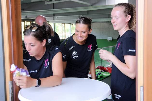 li Kelly Vollebregt TusSies Metzingen with Julia Behnke TusSies Metzingen re Maren Weigel TusSies Metzingen TusSies Metzingen Handball League match Preparation 08 07 2018 Photo TBaur Eibner 2 TusSies Metzingen Summer Party Metzingen Copyright: xEIBNER TobiasxBaurx EP_TBR