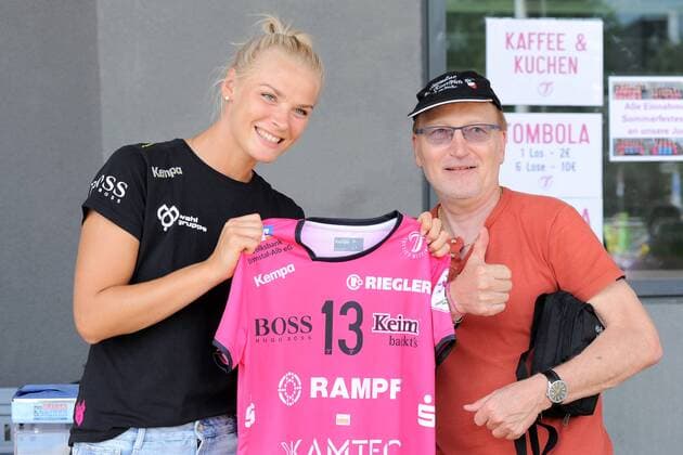 Shenya Minevskaja TusSies Metzingen hands over his winning jersey to a fan TusSies Metzingen Handball league match Preparation 08 07 2018 Photo TBaur Eibner 2 TusSies Metzingen Summerfest Metzingen Copyright: xEIBNER TobiasxBaurx EP_TBR