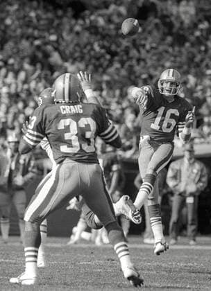 November 11, 1985 - San Francisco, California, U.S - San Francisco 49ers vs. Kansas City Chiefs at Candlestick Park Sunday, November 11, 1985. 49ers beat the Chiefs 31-3. San Francisco 49ers Quarterback Joe Montana (16) passes to Running Back Roger Craig NFL American Football Herren USA 1985: 49ers 31:3 Chiefs - ZUMAg228 19851111_zap_g228_002 Copyright: xEvanxGolubx