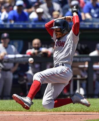 Sport - Bilder des Tages July 8, 2018 - Kansas City, MO, USA - Boston Red Sox s Mookie Betts slides safely into home on a sacrifice fly by Steve Pearce in the third inning during Sunday s baseball game against the Kansas City Royals on July 8, 2018, at Kauffman Stadium in Kansas City, Mo. Red Sox vs Royals - ZUMAm67_ 20180708_zaf_m67_005 Copyright: xJohnxSleezerx
