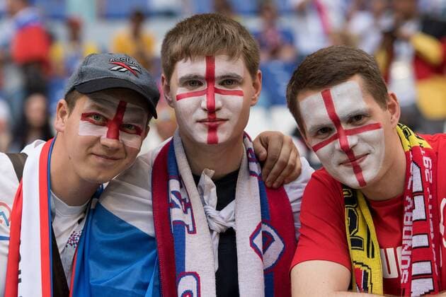 Englische Fans mit Gesichtsbemalung, bemalt, Farbe, Farben,Brustbild, Querformat, Fan, Fans, Zuschauer, Anhaenger, Supporter, Schweden (SWE) - England (ENG) 0:2, Viertelfinale, Spiel 60, am 07.07.2018 in Samara; Fussball Weltmeisterschaft 2018 in Russland vom 14.06. - 15.07.2018. Â *** English fans painted with face paint Color Colors Half Length Landscape Fan Fans Spectator Supporter Sweden SWE England ENG 0 2 Quarterfinal Game 60 on 07 07 2018 in Samara Soccer World Cup 2018 in Russia from 14 06 15 07 2018 Â