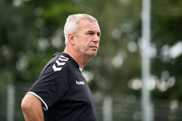 Training start FF UPS Jena 2 Women Football Bundesliga in the season 2018 2019 at the Unisportzentrum Jena on 9 7 18 Coach Steffen Beck Jena observes the training portrait Oberaue USZ Jena