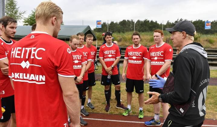 10 07 2018 Handball 1 Bundesliga Season 2018 2019 HC Erlangen HCE Fitness Test Lactate Test Dr Andreas Wittke Athletics Coach HC Erlangen HCE speaks to Team Team