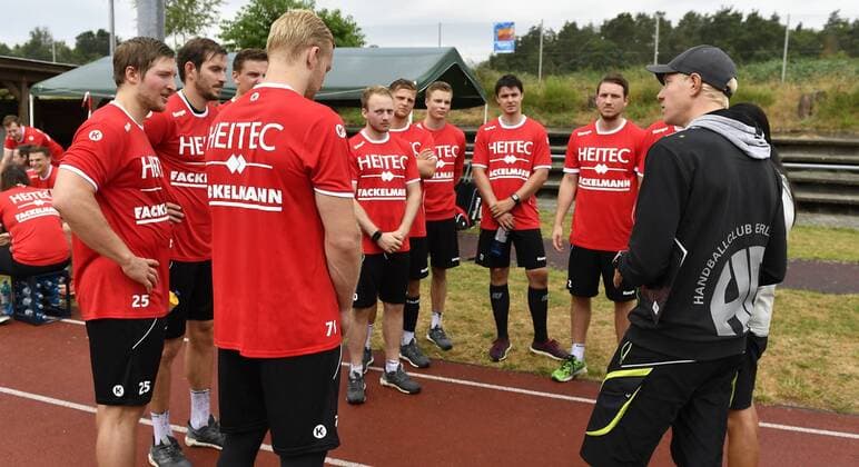 10 07 2018 Handball 1 Bundesliga Season 2018 2019 HC Erlangen HCE Fitness Test Lactate Test Dr Andreas Wittke Athletics Coach HC Erlangen HCE speaks to Team Team