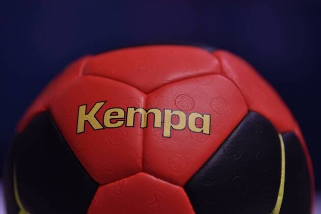 10 07 2018 Handball 1 Bundesliga Season 2017 2018 HC Erlangen HCE Press Conference Press Date Media Date Presentation Equipment Kempa Feature Impression Symbolbild Symbolfoto Ball Ball Crest Logo Emblem Kempa