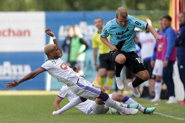 Dominik Stolz (F91 Duedelingen - 10) im Zweikampf mit Loic Nego (MOL Vidi 11) 10.07.2018 Fussball Champions League Qualifikation, 1. Runde, Hinspiel, Saison 2018-2019 10.07.2018 LUX, CLQ, F91 Düdelingen (LUX) - MOL Vidi FC (HUN) (Dudelange - Videoton) Stade Jos Nosbaum, Düdelingen 