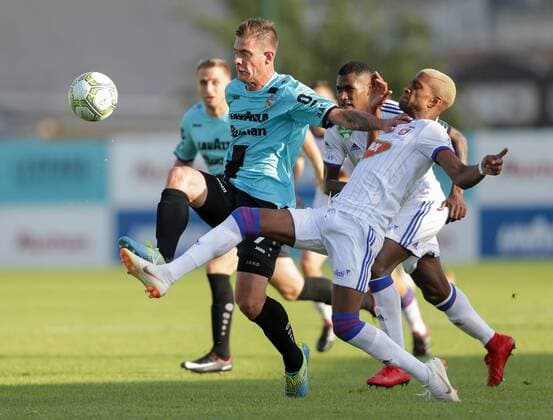 Dave Turpel (F91 Duedelingen - 77) im Zweikampf mit Loic Nego (MOL Vidi 11) 10.07.2018 Fussball Champions League Qualifikation, 1. Runde, Hinspiel, Saison 2018-2019 10.07.2018 LUX, CLQ, F91 Düdelingen (LUX) - MOL Vidi FC (HUN) (Dudelange - Videoton) Stade Jos Nosbaum, Düdelingen 