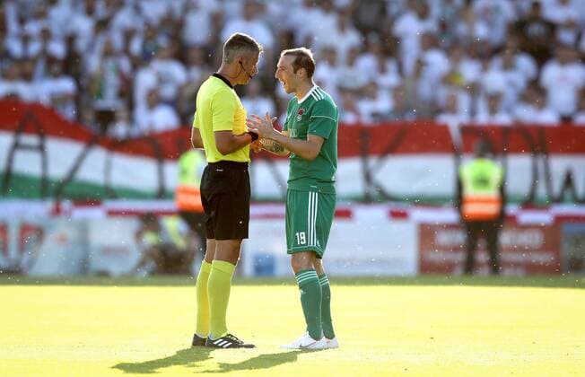 UEFA Champions League First Qualifying Round First Leg, Turner s Cross, Cork 10 7 2018 Cork City vs Legia Warsaw Cork s Karl Sheppard with referee Radu Petrescu Karl Sheppard with Referee Radu Petrescu 10 7 2018  Copyright: x©INPHO RyanxByrnex RB1_3046
