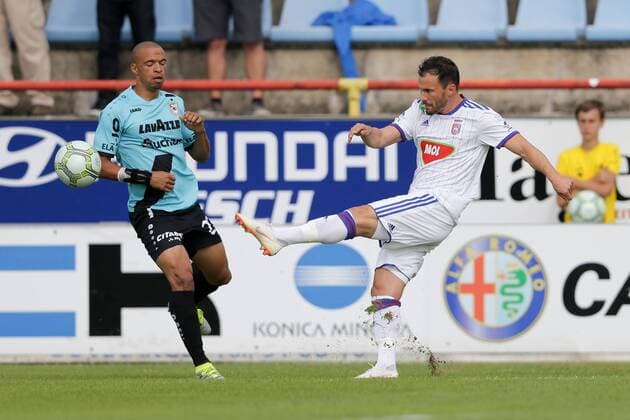 Szabolcs Huszti (MOL Vidi 9) klaert vor Bryan Melisse (F91 Duedelingen - 27) 10.07.2018 Fussball Champions League Qualifikation, 1. Runde, Hinspiel, Saison 2018-2019 10.07.2018 LUX, CLQ, F91 Düdelingen (LUX) - MOL Vidi FC (HUN) (Dudelange - Videoton) Stade Jos Nosbaum, Düdelingen 