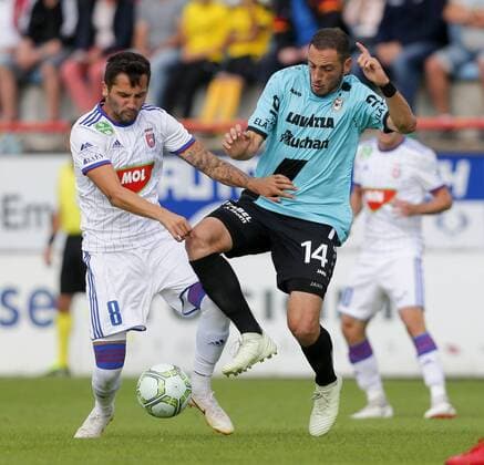 Anel Hadzic (MOL Vidi 8) im Zweikampf mit Clement Couturier (F91 Duedelingen - 14) 10.07.2018 Fussball Champions League Qualifikation, 1. Runde, Hinspiel, Saison 2018-2019 10.07.2018 LUX, CLQ, F91 Düdelingen (LUX) - MOL Vidi FC (HUN) (Dudelange - Videoton) Stade Jos Nosbaum, Düdelingen 