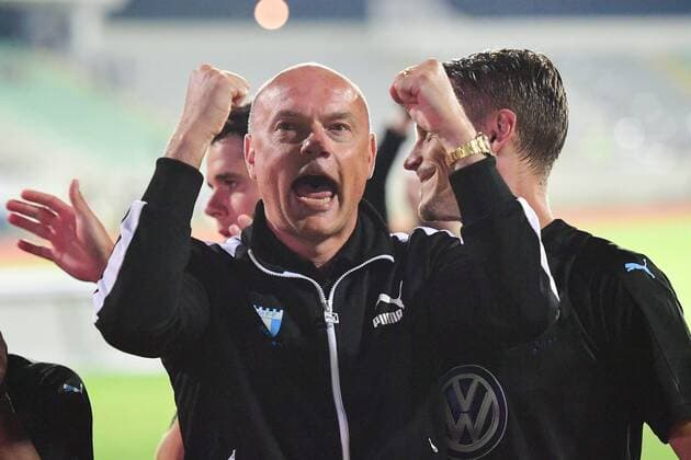 180710 Head coach Uwe Rösler or Malmö FF recognizes the fans while celebrating after winning the UEFA Champions League qualifying match between FC Drita and Malmö FF on July 10, 2018 in Pristina Photo Ludvig Thunman BILDBYRAN Code LT 92086  Copyright: LUDVIGxTHUNMAN BB180710LT059