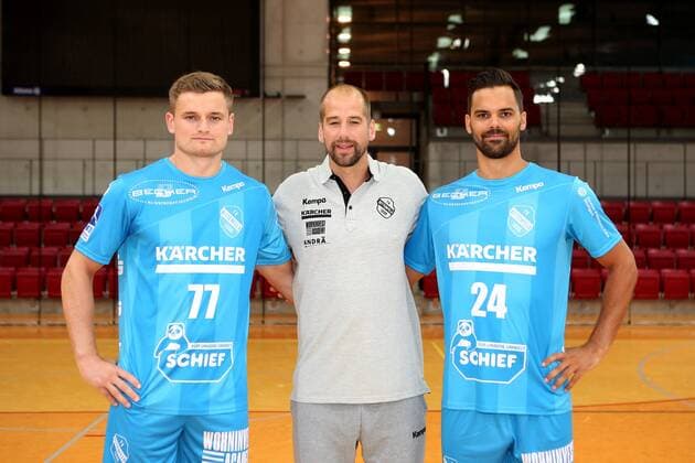 TVB 1898 Stuttgart 1 Handball Bundesliga Portraettermin 2018 2019 Newcomer left David Schmidt TVB 1898 Stuttgart right Finn Kretschmer TVB 1898 Stuttgart Mitte Coach Juergen Schweikardt TVB 1898 Stuttgart TVB 1898 Stuttgart 1 Handball Bundesliga Portraettermin 2018 2019 Stuttgart Copyright: xEIBNER HarryxLangerx EP_HLR