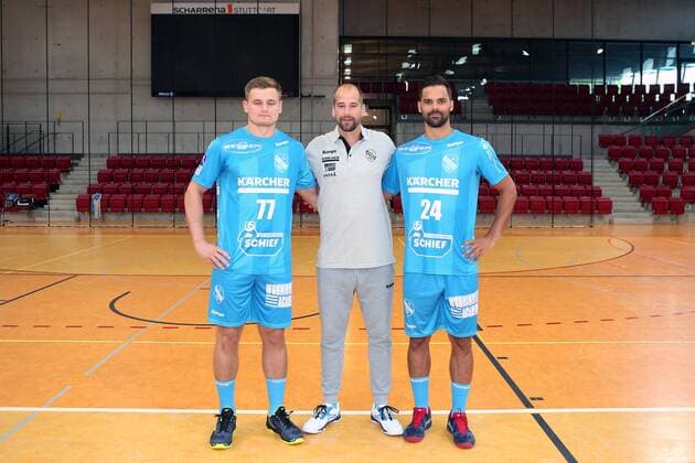 TVB 1898 Stuttgart 1 Handball Bundesliga Portraettermin 2018 2019 Newcomer left David Schmidt TVB 1898 Stuttgart right Finn Kretschmer TVB 1898 Stuttgart Mitte Coach Juergen Schweikardt TVB 1898 Stuttgart TVB 1898 Stuttgart 1 Handball Bundesliga Portraettermin 2018 2019 Stuttgart Copyright: xEIBNER HarryxLangerx EP_HLR