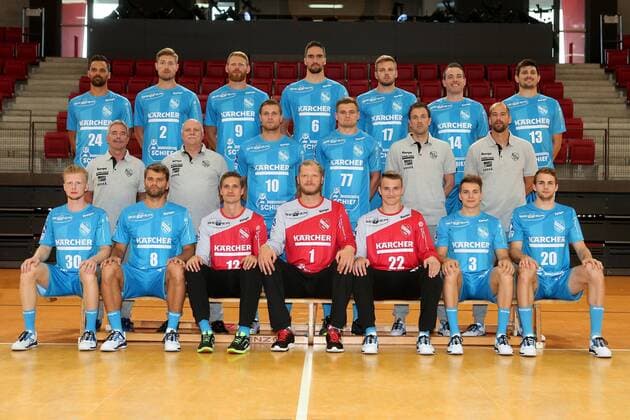 TVB 1898 Stuttgart 1 Handball Bundesliga Portraettermin 2018 2019 Team photo Back row from left Lukas von Deschwanden 24 Tobias Schimmelbauer 2 Manuel Spaeth 9 Dominik Weiss 6 Samuel Roethlisberger 17 Simon Baumgarten 14 Robert Markotic 13 Middle row from left to right Supervisor Herbert Stadler Supervisor Klaus Schebek Michael Kraus 10 David Schmidt 77 Physio Frank Jakschitz Coach Juergen Schweikardt Front row from left Sascha Pfattheicher 30 Michael Schweikardt 8 Jonas Maier 12 Johannes Bitter 1 Nick Lehmann 22 Max Haefner 3 Florian Burmeister 20 Coaches are missing Karsten Schaefer and Bobby Schagen 7 TVB 1898 Stuttgart 1 Handball Bundesliga Portraettermin 2018 2019 Stuttgart Copyright: xEIBNER HarryxLangerx EP_HLR