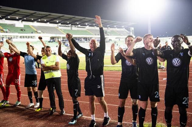 180710 Head coach Uwe Rösler or Malmö FF celebrates with his fans and his team after winning the UEFA Champions League qualifying match between FC Drita and Malmö FF on July 10, 2018 in Pristina Photo Ludvig Thunman BILDBYR N code LT 35501  Copyright: LUDVIGxTHUNMAN BB180710LT114