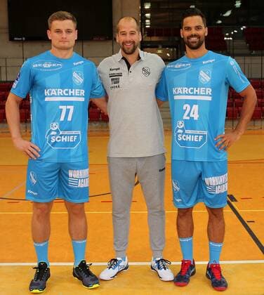 BAU 10 07 2018 Stuttgart Handball TVB 1898 Stuttgart Photo session New arrivals v l David Schmidt Coach Jürgen Schweikardt Lukas von Deschwanden
