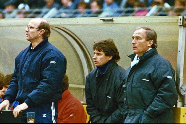 From 1 BL season 1987 88 Hannover 96 against Bayer Uerdingen 0 0 on 19 03 1988 in Niedersachsenstadion Photo Uerdingen coaching bench with coach Rolf Schafstall re
