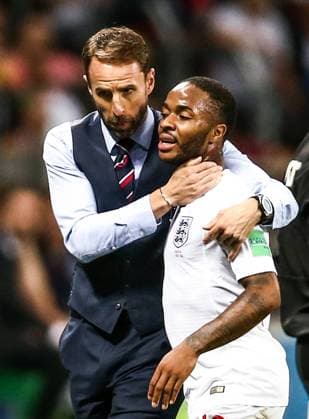WM 2018, Kroatien - England MOSCOW, RUSSIA - JULY 11, 2018: Head coach Gareth Southgate (L) and his player Raheem Sterling of the English team in their 2018 FIFA World Cup WM Weltmeisterschaft Fussball semi-final match against Croatia at Luzhniki Stadium. Valery Sharifulin TASS  TS0890D5