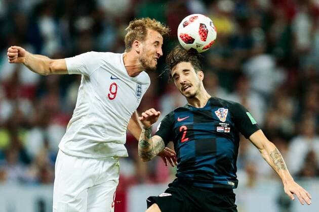 WM 2018, Kroatien - England MOSCOW, RUSSIA - JULY 11, 2018: England s Harry Kane (L) and Croatiaâ€™s Sime Vrsaljko in their 2018 FIFA World Cup WM Weltmeisterschaft Fussball semi-final match at Luzhniki Stadium. Denis Tyrin TASS  TS0890EE