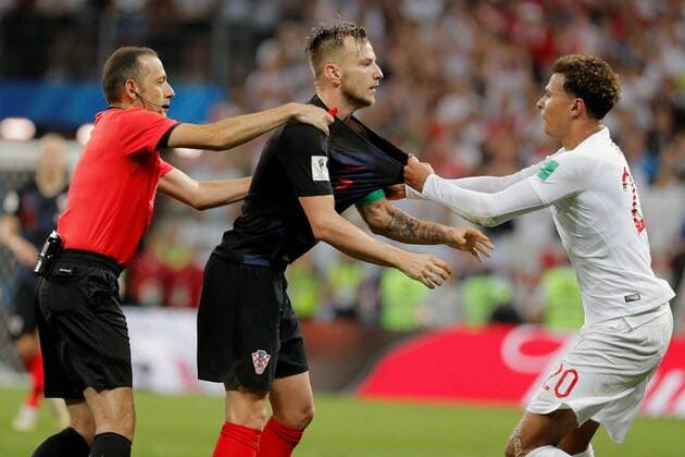 WM 2018, Kroatien - England (L-R) Turkish referee Cuneyt Çakir, Croatian midfielder Ivan Rakitic, and English midfielder Dele Alli (R) during the FIFA World Cup WM Weltmeisterschaft Fussball 2018 semi-finals soccer match between Croatia and England, at Luzhniki Stadium in Moscu, Russia, 11 July 2018. CROATIA VS. ENGLAND !ACHTUNG: NUR REDAKTIONELLE NUTZUNG!  Copyright: xLavandeiraxjrx FWC62-218 20180711-636669457654153524