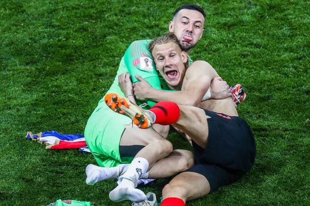 Sport Bilder des Tages MOSCOW, RUSSIA - JULY 11, 2018: Croatia s goalkeeper Daniel Subasic (L) and his teammate Domagoj Vida celebrate winning their 2018 FIFA World Cup WM Weltmeisterschaft Fussball semi-final match against England with a 2-1 score at Luzhniki Stadium. Stanislav Krasilnikov TASS  TS089168