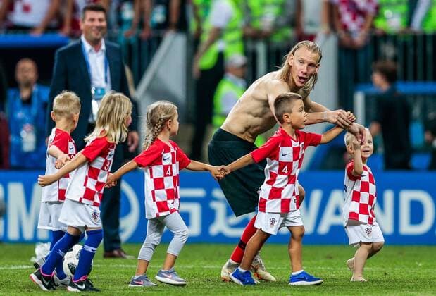 Sport Themen der Woche KW28 Sport Bilder des Tages MOSCOW, RUSSIA - JULY 11, 2018: Croatia s Domagoj Vida with his teammates children celebrate winning their 2018 FIFA World Cup WM Weltmeisterschaft Fussball semi-final match against England with a 2-1 score at Luzhniki Stadium. Denis Tyrin TASS  TS089189