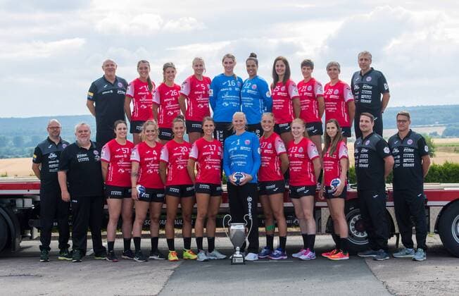11 07 2018 Mühlhausen Handball Bundesliga Women Season 2018 2019 Team photo back row vl Coach Herbert Müller 99 Thueringer HC Alexandra Mazzucco 10 Thuringer HC Nina Schilk 26 Thuringer HC Saskia Lang 05 Thuringer HC Anne Cathrin Johanna Giegerich 16 Thuringer HC Kristy Lysanne Zimmermann 12 Thueringer HC Gordana Mitrovic 25 Thuringer HC Ina Großmann 21 Thuringer HC Lydia Jakubisova 28 Thueringer HC and team doctor Dr Macher front left team manager Maik Schenk Co coach Helfried Müller Josephine Huber 57 Thuringer HC Beate Scheffknecht 04 Thuringer HC Emily Bölk 20 Thueringer HC Alice Stolle 17 Thueringer HC Jana Krause 01 Thueringer HC Anne Hubinger 27 Thuringer HC Meike Schmelzer 13 Thueringer HC Iveta Luzumova 18 Thuringer HC Physio Andre Kirschner and Marc Schaller action