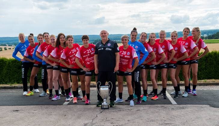 11 07 2018 Mühlhausen Handball Bundesliga Women Season 2018 2019 lr Jana Krause 01 Thueringer HC Emily Bölk 20 Thueringer HC Anne Cathrin Johanna Giegerich 16 Thuringer HC Josephine Huber 57 Thuringer HC Meike Schmelzer 13 Thuringer HC Gordana Mitrovic 25 Thuringer HC Nina Schilk 26 Thueringer HC Ina Großmann 21 Thueringer HC Manager Herbert Müller Thuringia HC Lydia Jakubisova 28 Thuringer HC Kristy Lysanne Zimmermann 12 Thueringer HC Alexandra Mazzucco 10 Thueringer HC Iveta Luzumova 18 Thueringer HC Saskia Lang 05 Thuringer HC Beate Scheffknecht 04 Thueringer HC Alice Stolle 17 Thueringer HC Anne Hubinger 27 Thueringer HC action