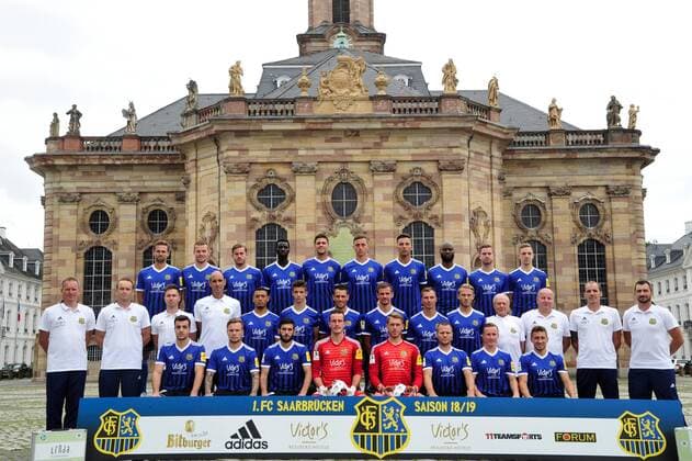 The team of the 1 FC Saarbrücken on Thursday 12 07 2018 in front of the Ludwigskirche in Saarbrücken In the picture Upper row from Marco Holz 14 Macel Carl 22 Steven Zellner 5 Alexandre Mendy 4 Benjamin Kessel 15 Oliver Oschkenat 3 Nino Miotke 28 Jose Pierre Vunguidica 9 Sebastian Jacob 24 and Marco Kehl Gomez Intermediate Series Robert Roelofsen Co Trainer Dirk Lottner Head Coach Christoph Fuhr Athletic Trainer Heinz Böhmann Goalkeeper Coach Gillian Jurcher 21 Lukas Quirin 31 Markus Obernosterer 10 Manuel Zeitz 8 Tobias Jänicke 25 Pierre Fassnacht 29 Helmut Schwan Supervisor Rüdiger Schmid Kit Officer Paulo da Palma Physiotherapist and Frank Kackert Goalkeeper Coach Bottom row by Fatih Köksal 27 Sascha Wenninger 19 Fanol Perdedaj 17 Ricco Cymer 20 Daniel Batz 1 Martin Dausch 7 Markus Mendler 11 and Mario Müller 23
