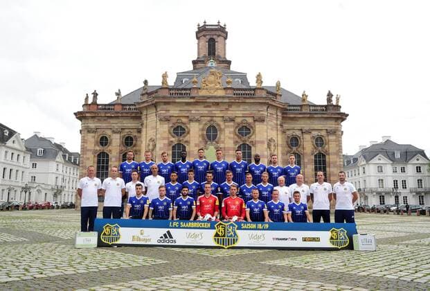 The team of the 1 FC Saarbrücken on Thursday 12 07 2018 in front of the Ludwigskirche in Saarbrücken In the picture Upper row from Marco Holz 14 Macel Carl 22 Steven Zellner 5 Alexandre Mendy 4 Benjamin Kessel 15 Oliver Oschkenat 3 Nino Miotke 28 Jose Pierre Vunguidica 9 Sebastian Jacob 24 and Marco Kehl Gomez Intermediate Series Robert Roelofsen Co Trainer Dirk Lottner Head Coach Christoph Fuhr Athletic Trainer Heinz Böhmann Goalkeeper Coach Gillian Jurcher 21 Lukas Quirin 31 Markus Obernosterer 10 Manuel Zeitz 8 Tobias Jänicke 25 Pierre Fassnacht 29 Helmut Schwan Supervisor Rüdiger Schmid Kit Officer Paulo da Palma Physiotherapist and Frank Kackert Goalkeeper Coach Bottom row by Fatih Köksal 27 Sascha Wenninger 19 Fanol Perdedaj 17 Ricco Cymer 20 Daniel Batz 1 Martin Dausch 7 Markus Mendler 11 and Mario Müller 23