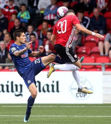 UEFA Europa League First Qualifying Round First Leg, Brandwell Stadium, Derry 12 7 2016 Derry City vs FC Dinamo Minsk Dinamo Minsk s Ulazimir Khvashchynski and Derry s Darren Cole Ulazimir Khvashchynski and Darren Cole 12 7 2018  Copyright: x©INPHO LorcanxDohertyx Derry V Dinamo Minsk 16